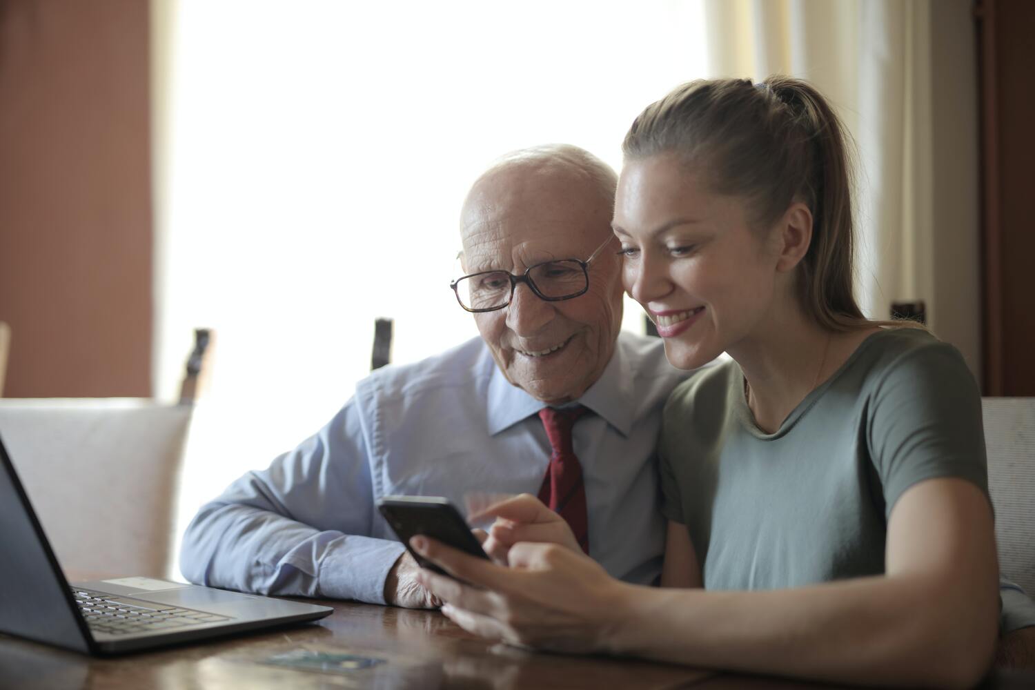 Hombre de tercera edad beneficiándose de aparatos electrónicos para abuelitos