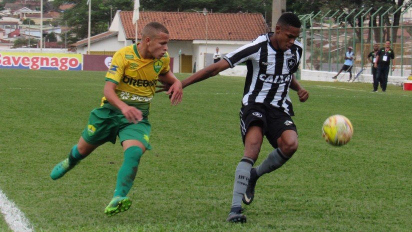 Joven futbolista no tolera que le humillen con un caño y reacciona de la forma más violenta