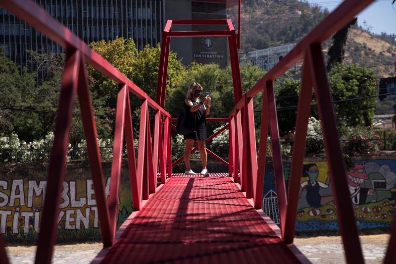 “Un río de sangre”: potente instalación de arte sobre los crímenes con el Mapocho como telón de fondo