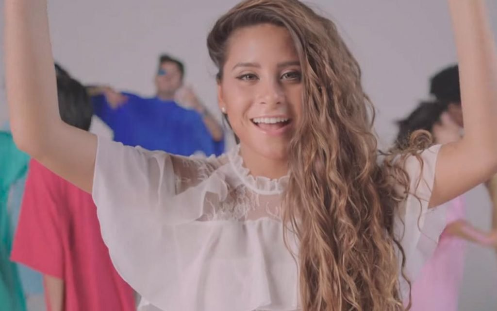 Cantante Cami es detenida en fiesta clandestina