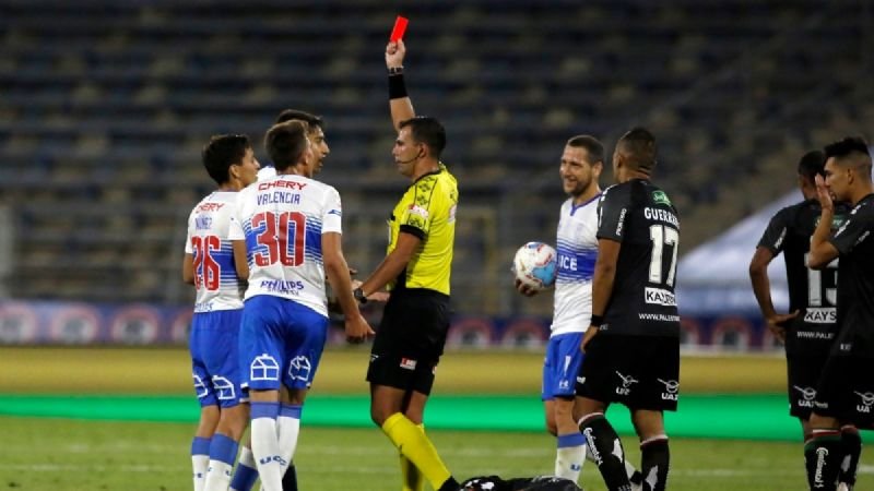 Carlos Salomón fue absuelto de la tarjeta roja ante Palestino