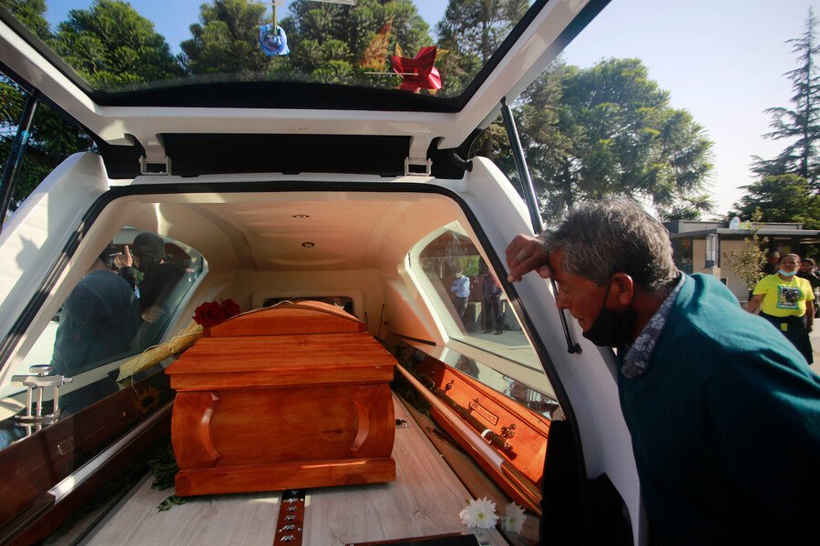 Incidentes en funeral de malabarista baleado por carabinero en Panguipulli