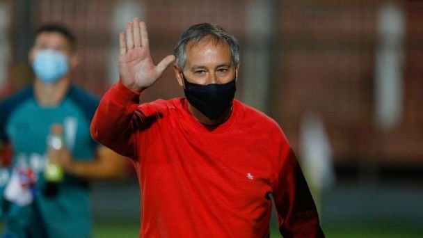 Universidad Católica ya tendría opciones en caso que se vaya Ariel Holan