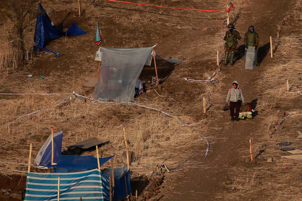 Carabineros desaloja toma de cerro Renca