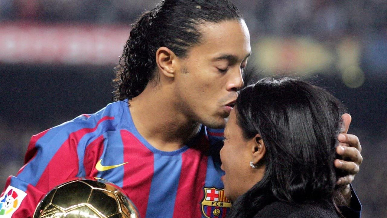 Ronaldinho se sumerge en los excesos tras el fallecimiento de su madre