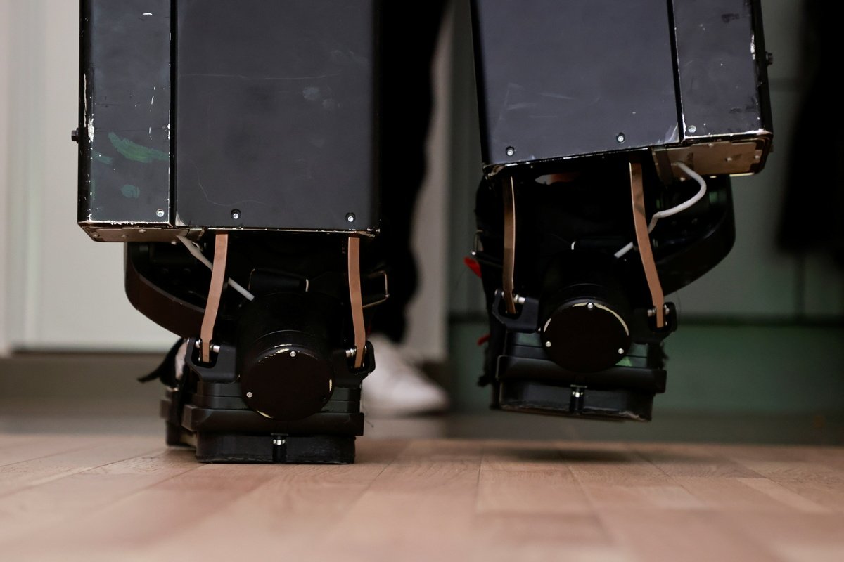 Ingeniero francés creó un exoesqueleto para su hijo