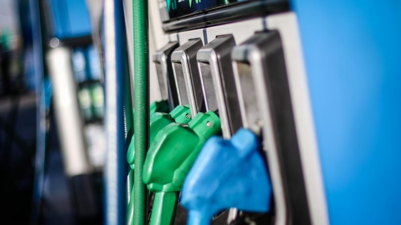 Bencinas suben de precio otra vez: van 34 semanas seguidas