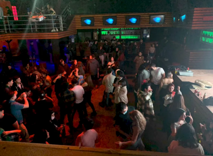 Sumario sanitario a discoteque que abrió en Punta Arenas