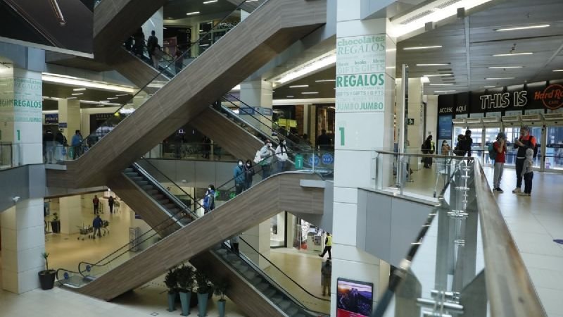 Guillier ingresó proyecto para reducir la jornada del comercio