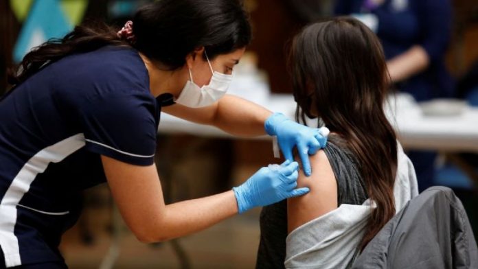 Vacunas contra el Covid-19 en Chile. Estudio reveló cuál es la efectividad para prevenir la muerte . Foto: Agencia Aton