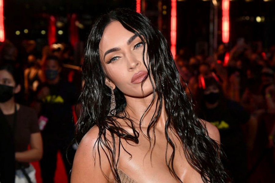 Megan Fox deslumbró con vestido transparente en los MTV VMA
