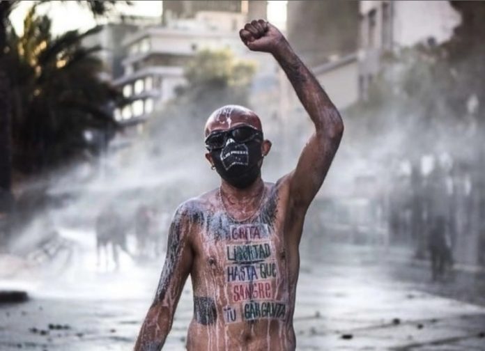 "Pelao" Vade en una manifestación durante el estallido social.