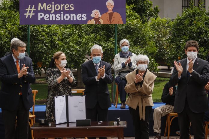Piñera firmó el proyecto de la denominada Ley Corta de Pensiones y la envío al Congreso
