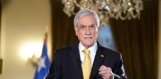 Ciudadanos chilenos se reunieron para hacer funa al Presidente Sebastián Piñera por los muertos, heridos y "presos de la revuelta".