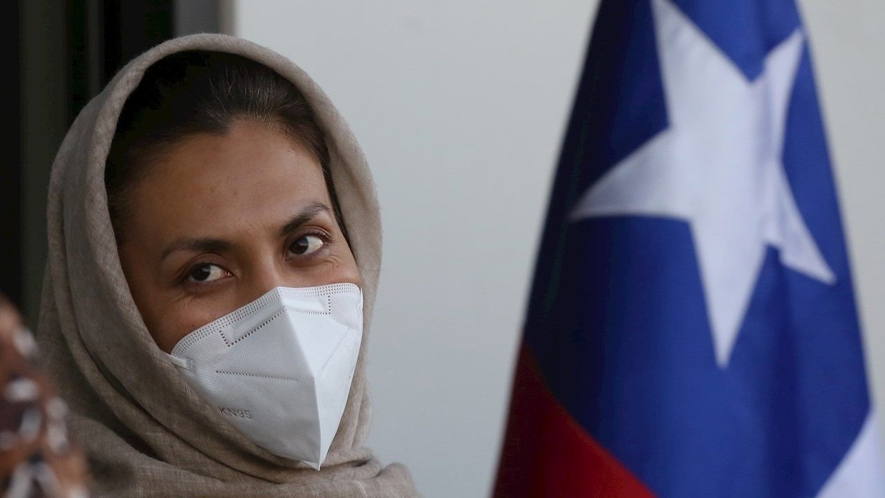 Llegó Zainab Momeny, primera refugiada afgana en Chile