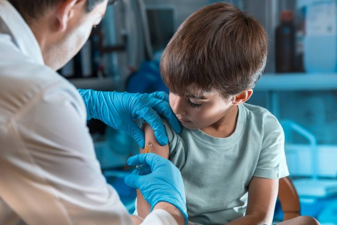 Se estudia vacunación en niños desde los tres años
