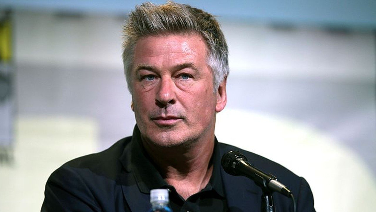 Alec Baldwin mató a una mujer por accidente con un arma de utilería