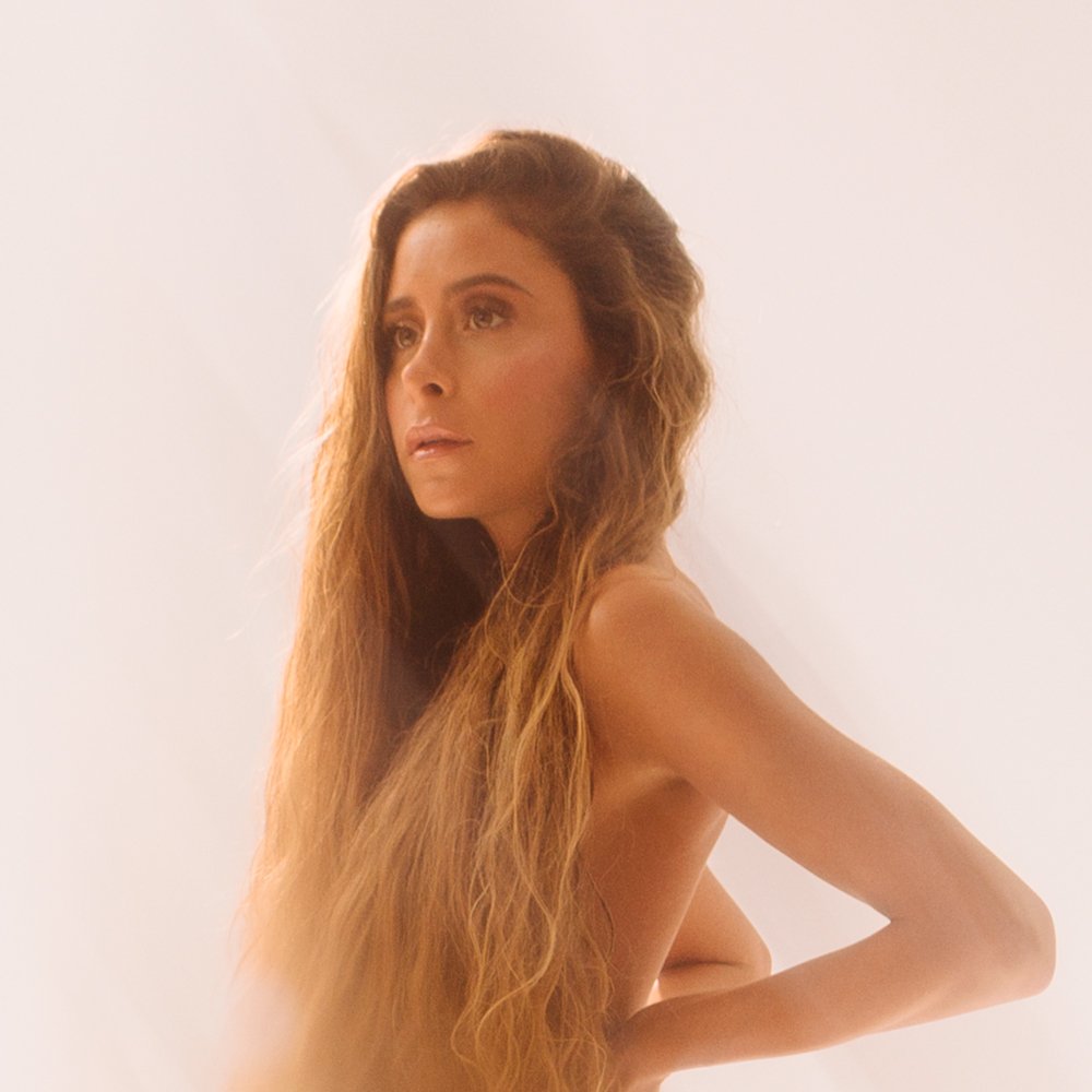 Cami anuncia nueva canción con provocativas fotos