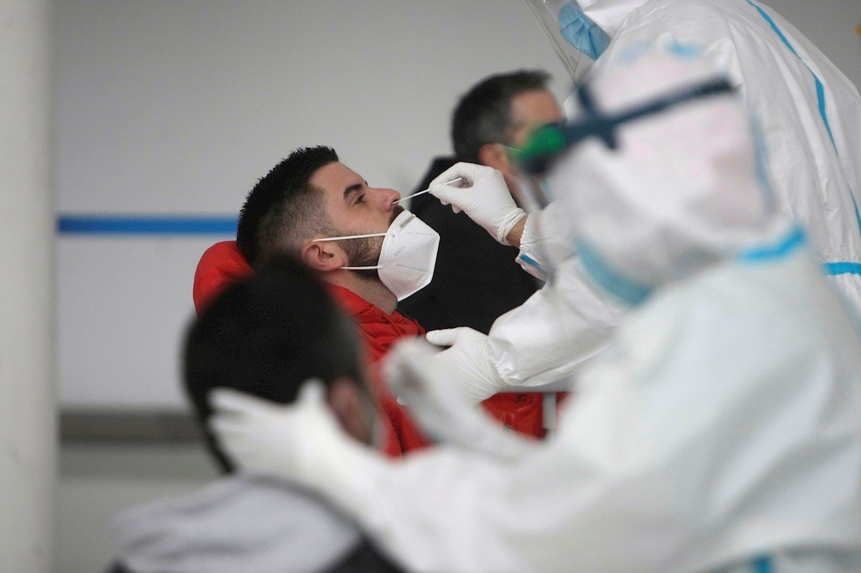 Peor momento en 3 meses: Chile vuelve a superar los 2 mil casos diarios de Covid