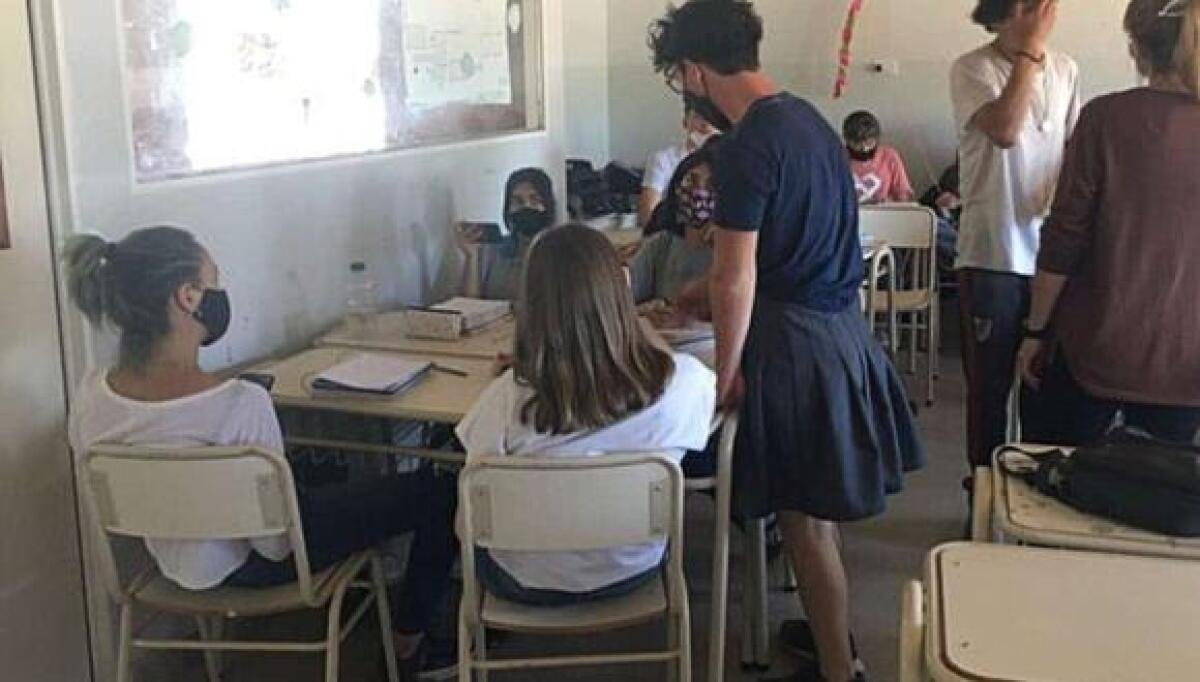 En Argentina un joven va al colegio con falda porque le prohibieron usar short