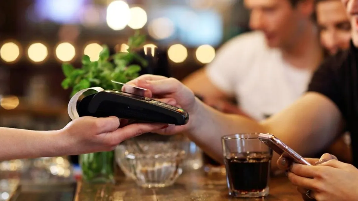 Explora las diversas costumbres de propinas alrededor del mundo y su impacto cultural.