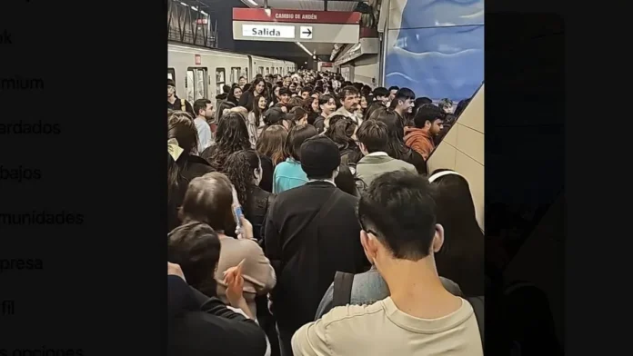 Desastre en Metro El Golf: trenes sin detenerse por la multitud en el Día del Tulipán.