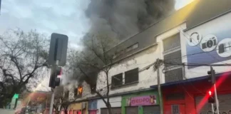 Enorme incendio en Meiggs: Carabineros investiga posible vínculo con robo de cajero.