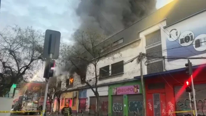 Enorme incendio en Meiggs: Carabineros investiga posible vínculo con robo de cajero.