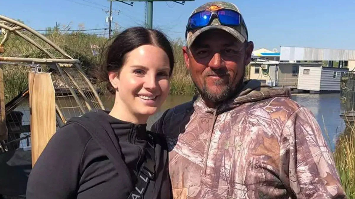 Lana del Rey sorprende al casarse en un lugar inesperado con su guía turístico