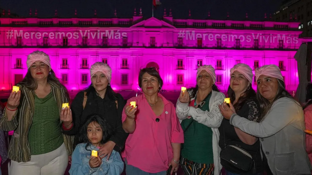 Cien figuras femeninas en La Moneda visibilizan la lucha contra el cáncer de mama en Chile
