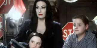 Elenco de "Los locos Addams" se reúne tras 33 años en un emotivo reencuentro.