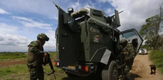 Petro autoriza bombardeos tras ataque con drones de disidentes de las FARC.