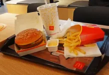 Las acciones de McDonald's caen tras brotes de intoxicación en EE.UU.