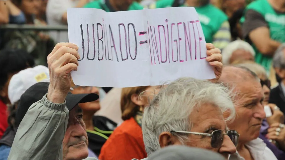 Jubilados en Argentina: sobreviven con menos de 200 dólares al mes.