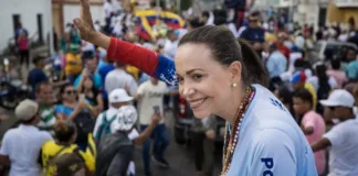 Maduro asegura que Machado huyó a España; ella responde: "Estoy aquí en Venezuela".