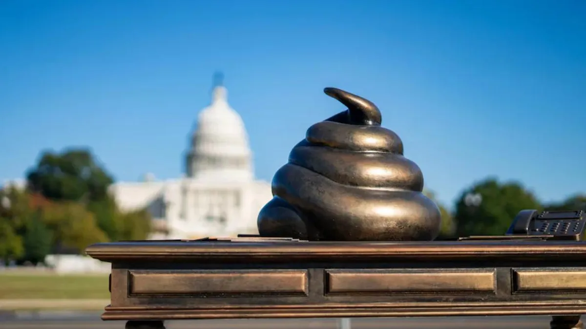 Instalan polémica figura frente al Capitolio para recordar el asalto del 6 de enero de 2021