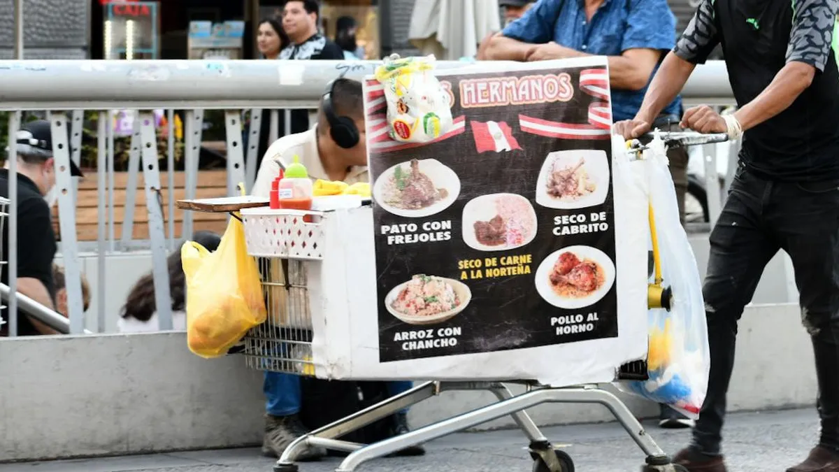 Conoce los riesgos de salud al consumir comida callejera.