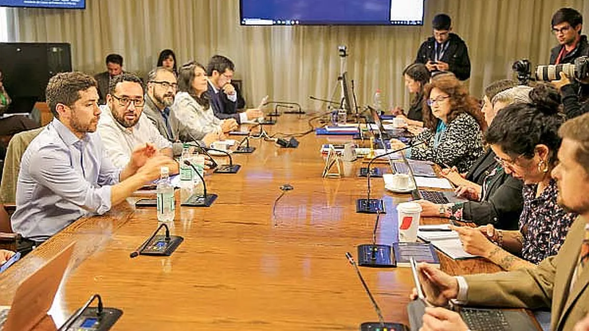 Cataldo propone el FES como alternativa al costoso CAE en educación.