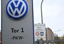 Volkswagen anuncia cierre de plantas en Alemania y miles de despidos inminentes.