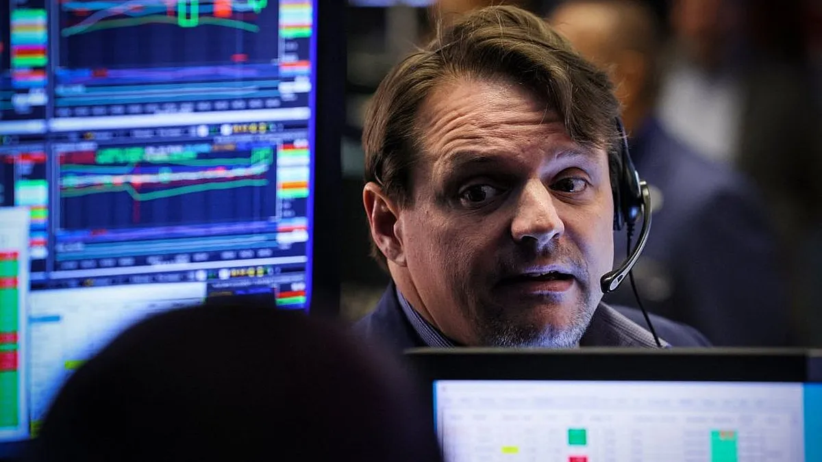 Wall Street enfrenta caídas mientras la Bolsa de Santiago busca nuevos máximos