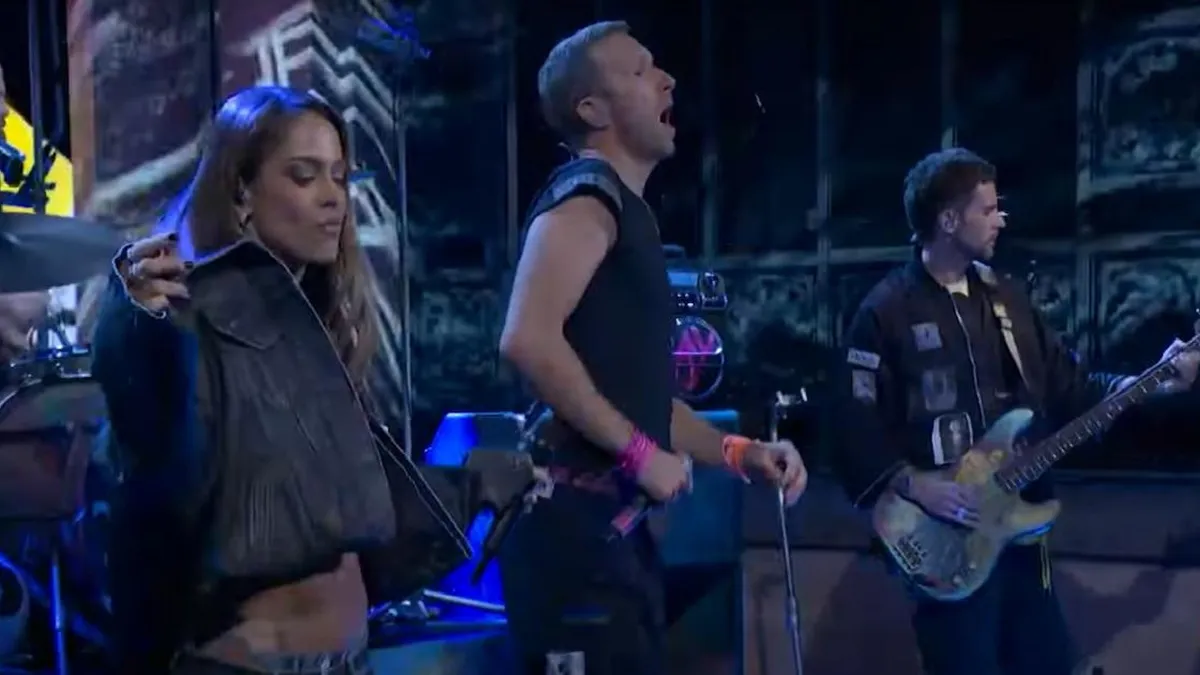Tini Stoessel hace historia al cantar con Coldplay en Saturday Night Live