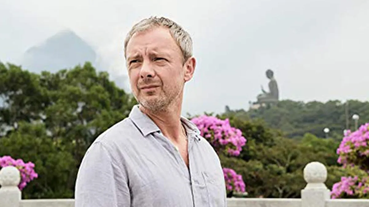 John Simm revela en un programa que su padre biológico no es quien lo crió.