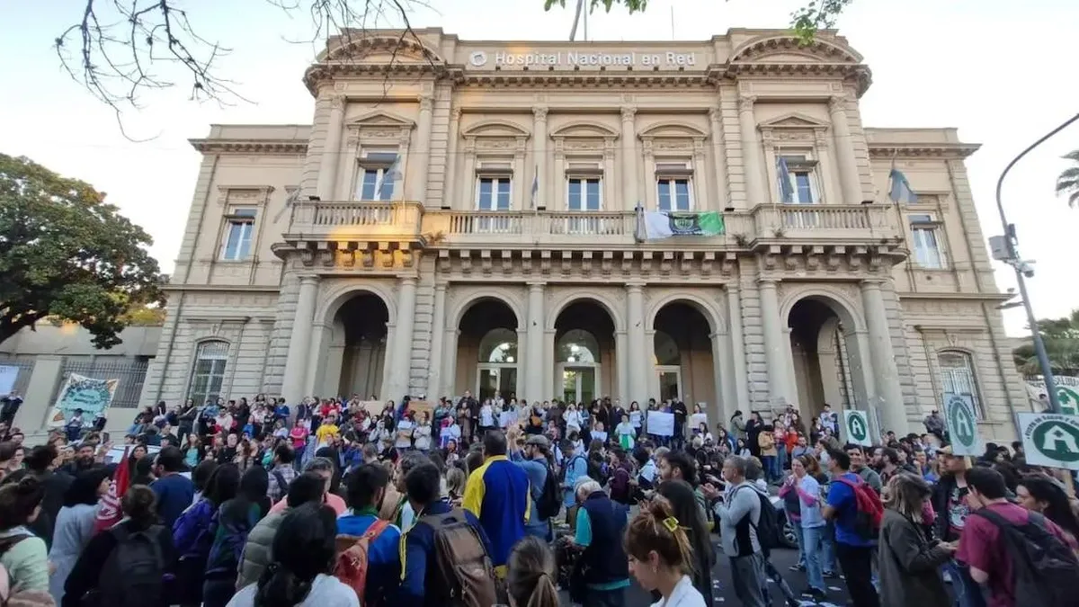 Trabajadores del Hospital Bonaparte en vigilia tras anuncio de cierre.