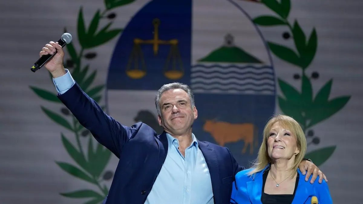 Álvaro Delgado y Yamandú Orsi se preparan para un balotaje reñido en Uruguay