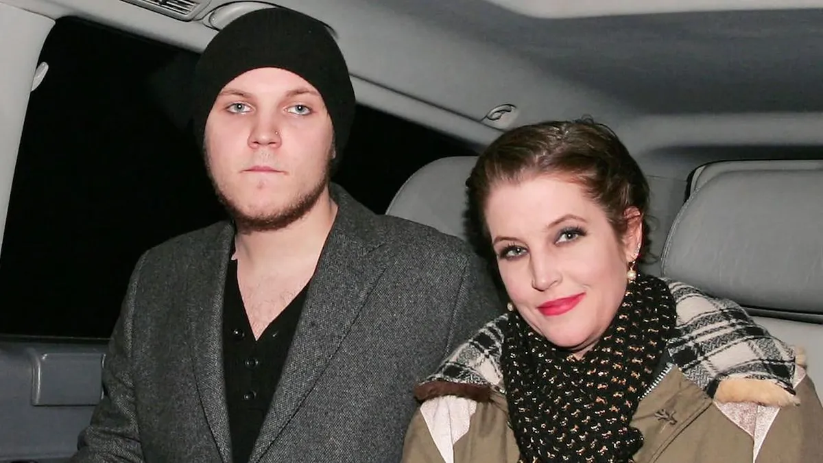 Lisa Marie Presley mantuvo el cuerpo de su hijo en casa durante dos meses.