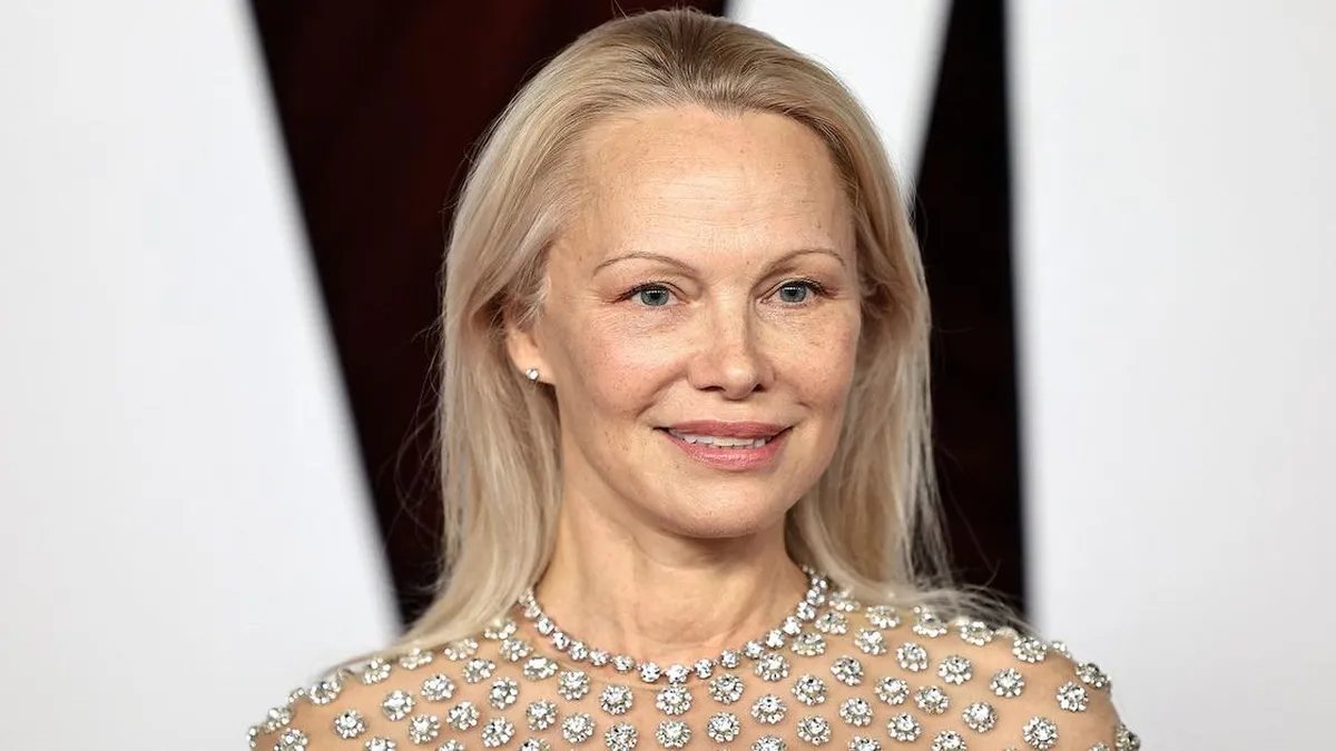 Pamela Anderson desafía estándares de belleza al lucir su rostro natural en los Premios Glamour 2024