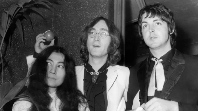 Paul McCartney anima a John Lennon a reconciliarse con Yoko Ono tras la infidelidad.