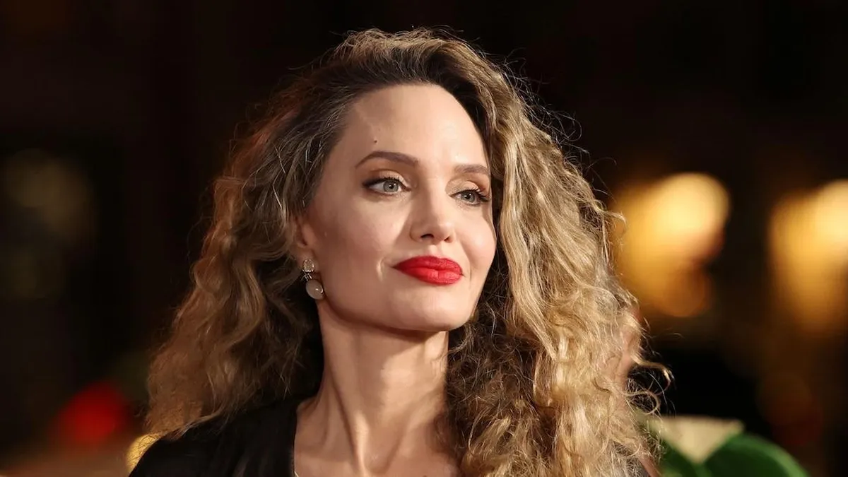 Angelina Jolie se emociona en su primera lección de canto para Maria Callas.