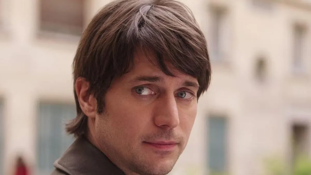 Lucas Bravo revela su desilusión con “Emily en París” y las razones detrás de su frustración