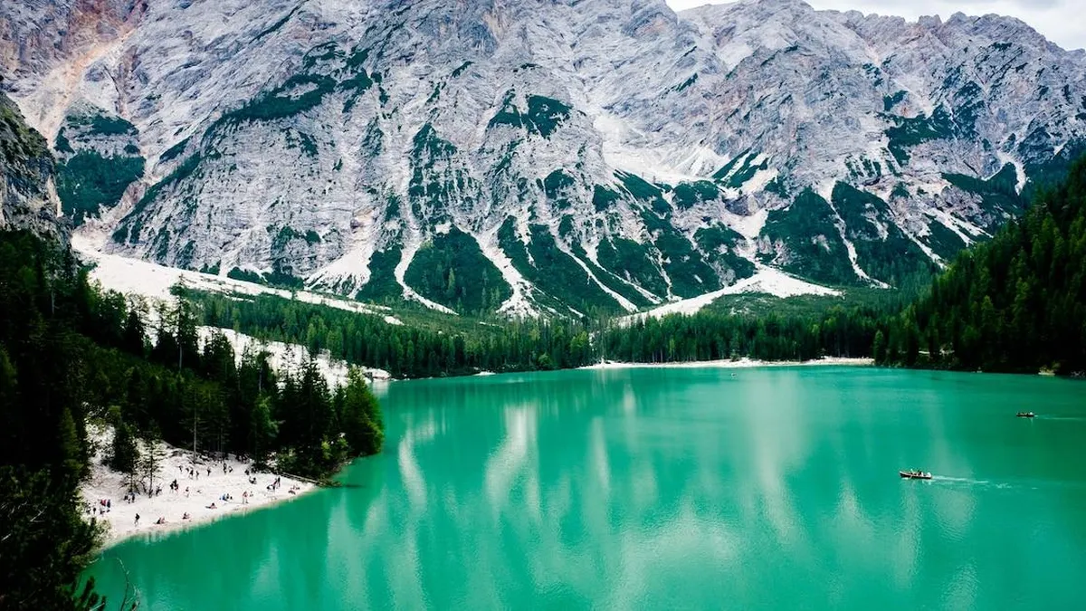 Explora los 10 lagos más hermosos del mundo y su rica biodiversidad.